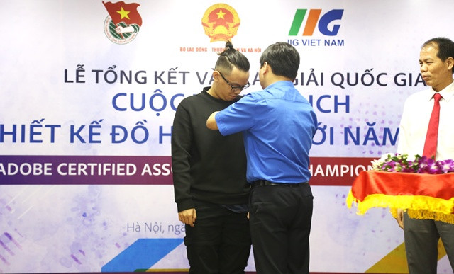 Đồng chí Nguyễn Anh Tuấn - Bí thư Thường trực TW Đoàn trao Huy hiệu Tuổi trẻ Sáng tạo cho Quán quân Quốc gia ACAWC 2019