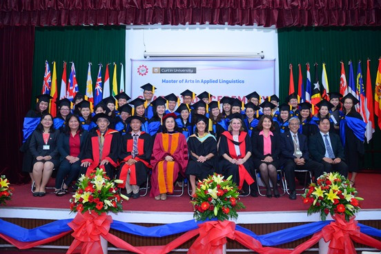 Các tân Thạc sĩ chụp hình kỉ niệm với Ban giám đốc SEAMEO RETRAC và đại diện Trường ĐH Curtin, Úc