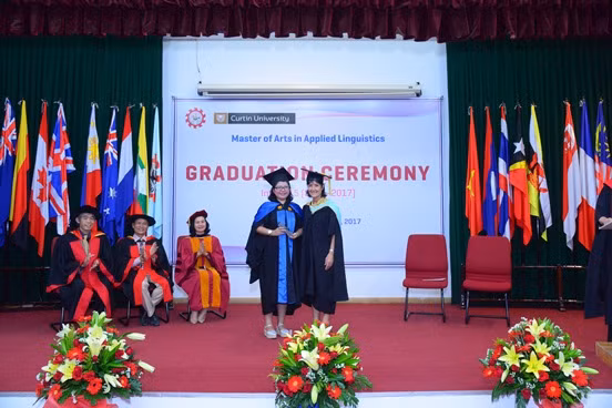 Phó Giáo sư Anna Parkin, Trưởng khoa quốc tế, Khoa Nhân văn, Đại học Curtin trao bằng tốt nghiệp cho một học viên.