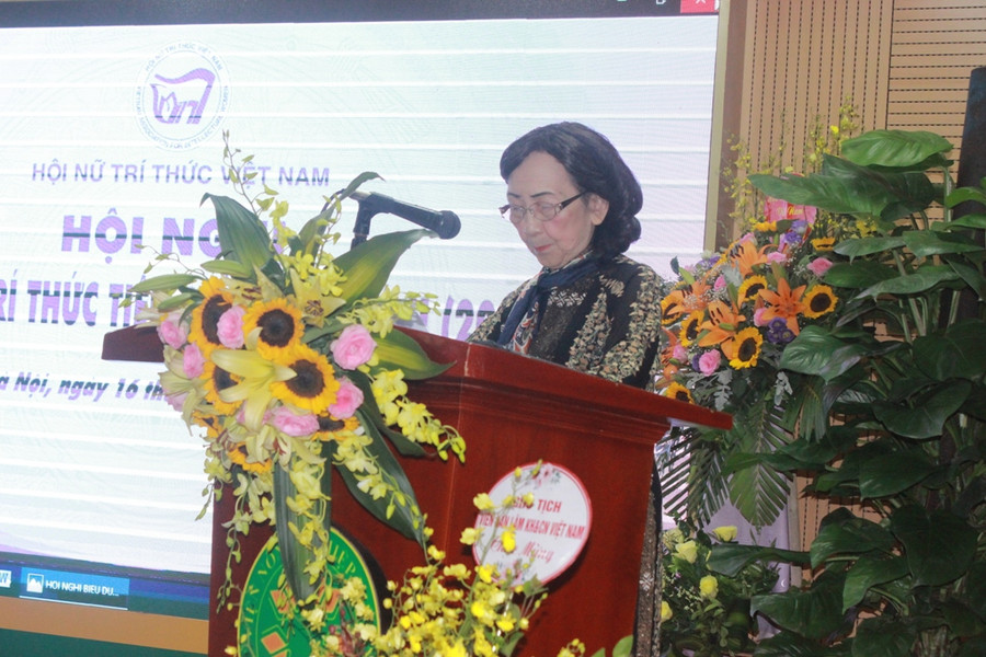 GS.TSKH Phạm Thị Trân Châu, Chủ tịch Hội Nữ trí thức VN phát biểu tại hội nghị