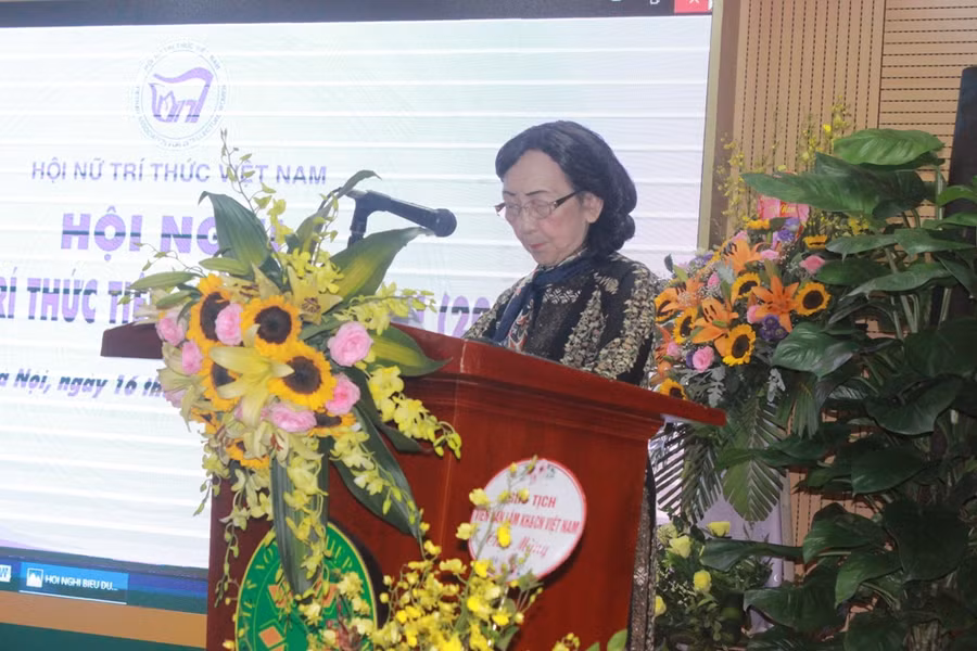 GS.TSKH Phạm Thị Trân Châu, Chủ tịch Hội Nữ trí thức VN phát biểu tại hội nghị GS.TSKH Phạm Thị Trân Châu, Chủ tịch Hội Nữ trí thức VN phát biểu tại hội nghị