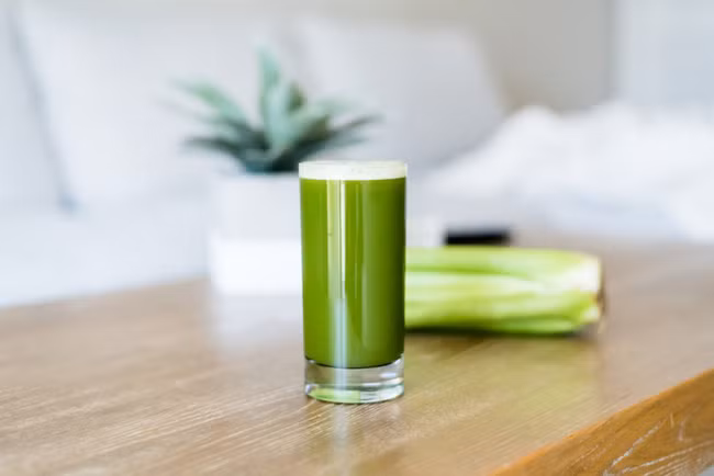 Rộ lên trào lưu uống nước ép cần tây để giảm cân, làm đẹp da, chuyên gia nhắc điều cần nhớ trước khi làm - Ảnh 6. Rộ lên trào lưu uống nước ép cần tây để giảm cân, làm đẹp da, chuyên gia nhắc điều cần nhớ trước khi làm - Ảnh 6.