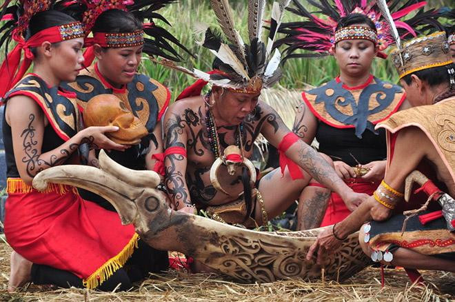 Kinh ngạc ghé thăm bộ tộc giống hệt người Việt cổ ở Indonesia ảnh 10 kinh ngac ghe tham bo toc giong het nguoi viet co o indonesia - 10