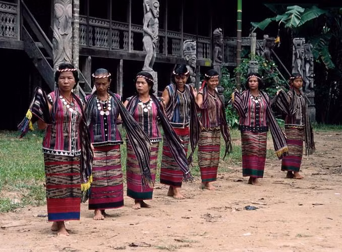 Kinh ngạc ghé thăm bộ tộc giống hệt người Việt cổ ở Indonesia ảnh 4 kinh ngac ghe tham bo toc giong het nguoi viet co o indonesia - 4