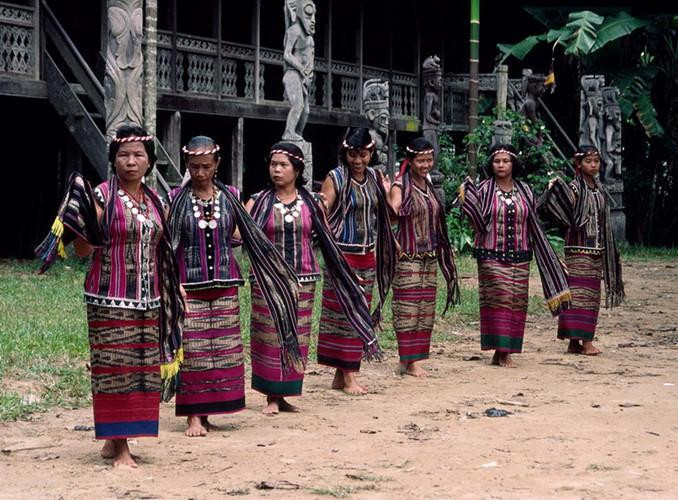 Kinh ngạc ghé thăm bộ tộc giống hệt người Việt cổ ở Indonesia ảnh 4 kinh ngac ghe tham bo toc giong het nguoi viet co o indonesia - 4