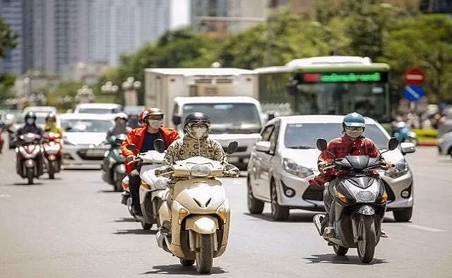 Thời tiết ngày cuối tuần miền bắc nắng nóng, miền nam có mưa dông