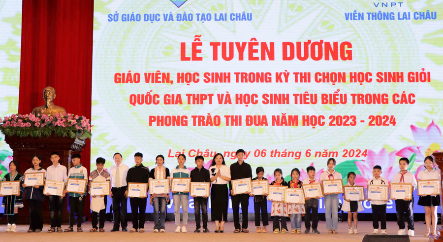 Lãnh đạo Sở GD&ĐT, VNPT Lai Châu trao Giấy khen cho học sinh tiêu biểu trong các phong trào thi đua năm học 2023-2024. Ảnh: Vương Trang. Lãnh đạo Sở GD&ĐT, VNPT Lai Châu trao Giấy khen cho học sinh tiêu biểu trong các phong trào thi đua năm học 2023-2024. Ảnh: Vương Trang.