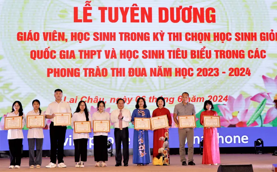 Trao Bằng khen của Chủ tịch UBND tỉnh cho giáo viên, học sinh đạt thành tích cao trong kỳ thi chọn học sinh giỏi Quốc gia THPT năm học 2023 - 2024.