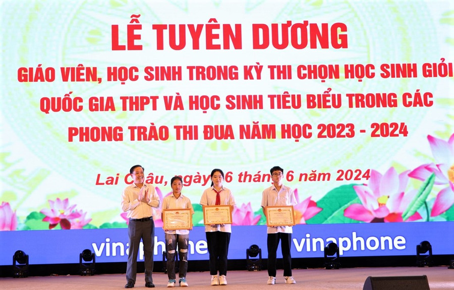 Ông Lê Đức Dục - Trưởng Ban Tuyên giáo Tỉnh ủy trao Bằng khen của UBND tỉnh Lai Châu cho học sinh đạt giải cao tại Hội khỏe Phù đổng toàn quốc lần thứ X năm 2024 khu vực I. Ông Lê Đức Dục - Trưởng Ban Tuyên giáo Tỉnh ủy trao Bằng khen của UBND tỉnh Lai Châu cho học sinh đạt giải cao tại Hội khỏe Phù đổng toàn quốc lần thứ X năm 2024 khu vực I.