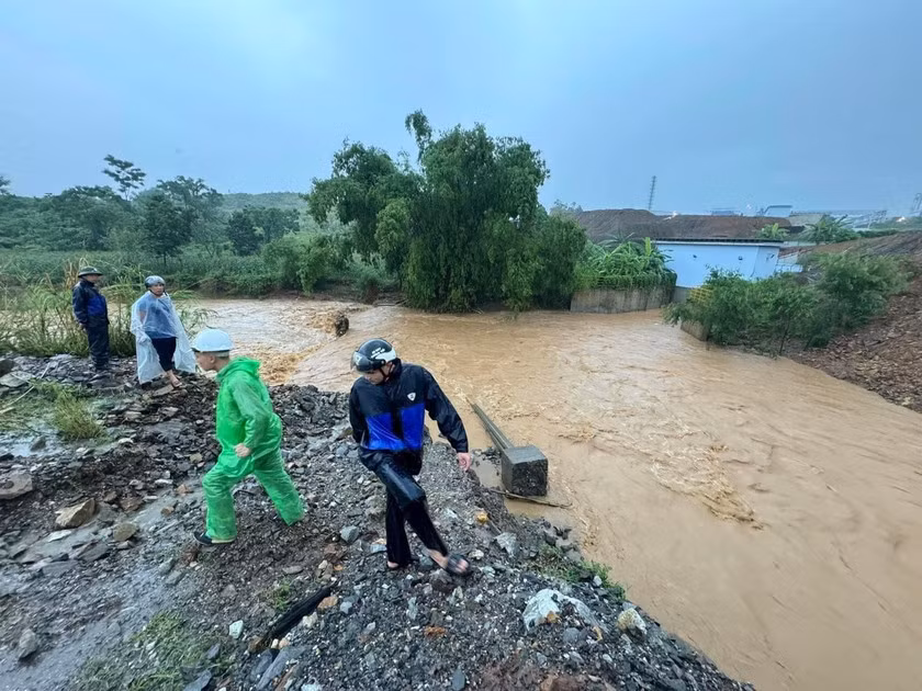 Người dân hỗ trợ tìm kiếm nạn nhân mất tích.