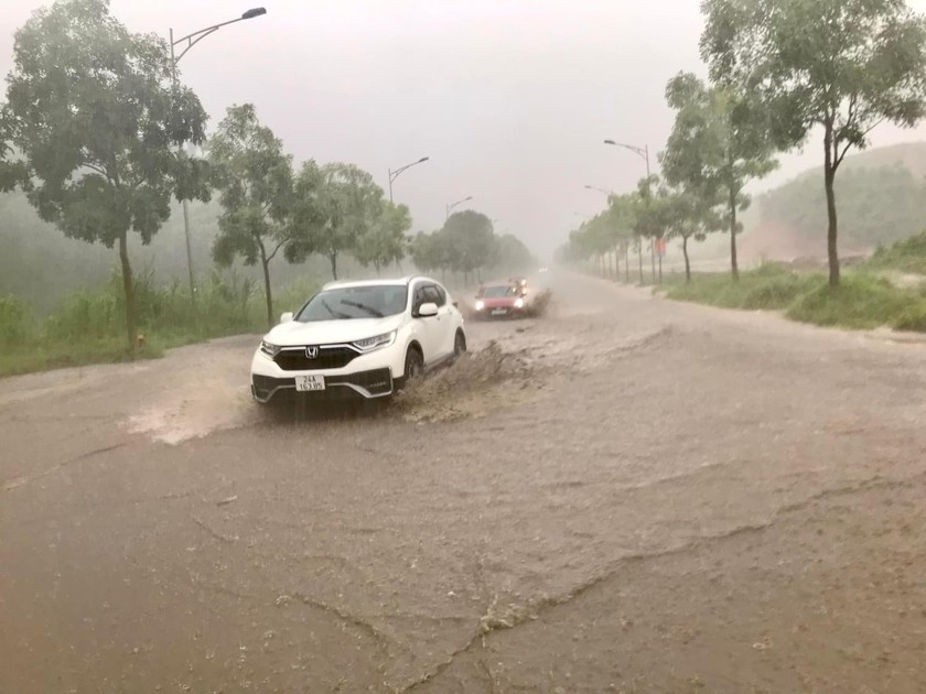 Mưa lũ gây ngập úng nhiều tuyến đường. Mưa lũ gây ngập úng nhiều tuyến đường.