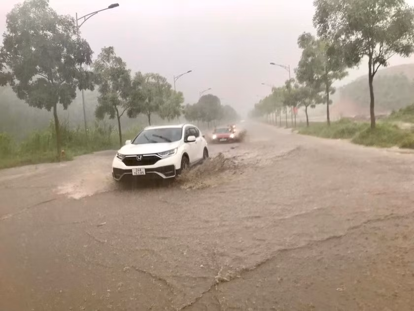 Mưa lũ gây ngập úng nhiều tuyến đường.