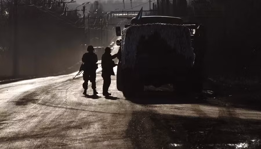 Quân đội Ukraine tại một điểm chốt ở ngoại ô thành phố Artemovsk Quân đội Ukraine tại một điểm chốt ở ngoại ô thành phố Artemovsk