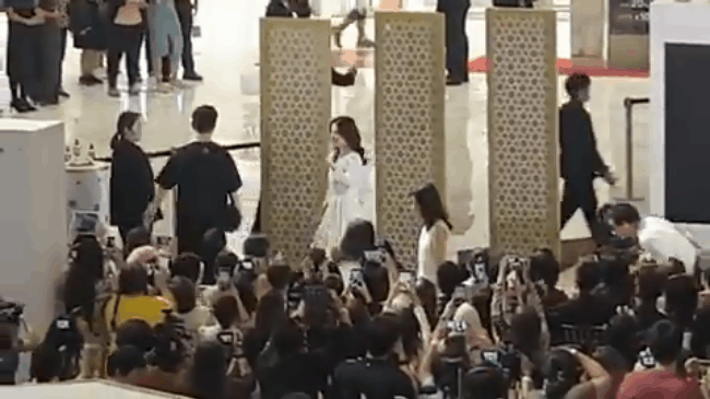 Vừa bị chê xuề xòa, Song Hye Kyo đã biến hình xuất sắc với tóc mới, như bà hoàng giữa trung tâm thương mại đông nghịt người - Ảnh 6. Vừa bị chê xuề xòa, Song Hye Kyo đã biến hình xuất sắc với tóc mới, như bà hoàng giữa trung tâm thương mại đông nghịt người - Ảnh 6.