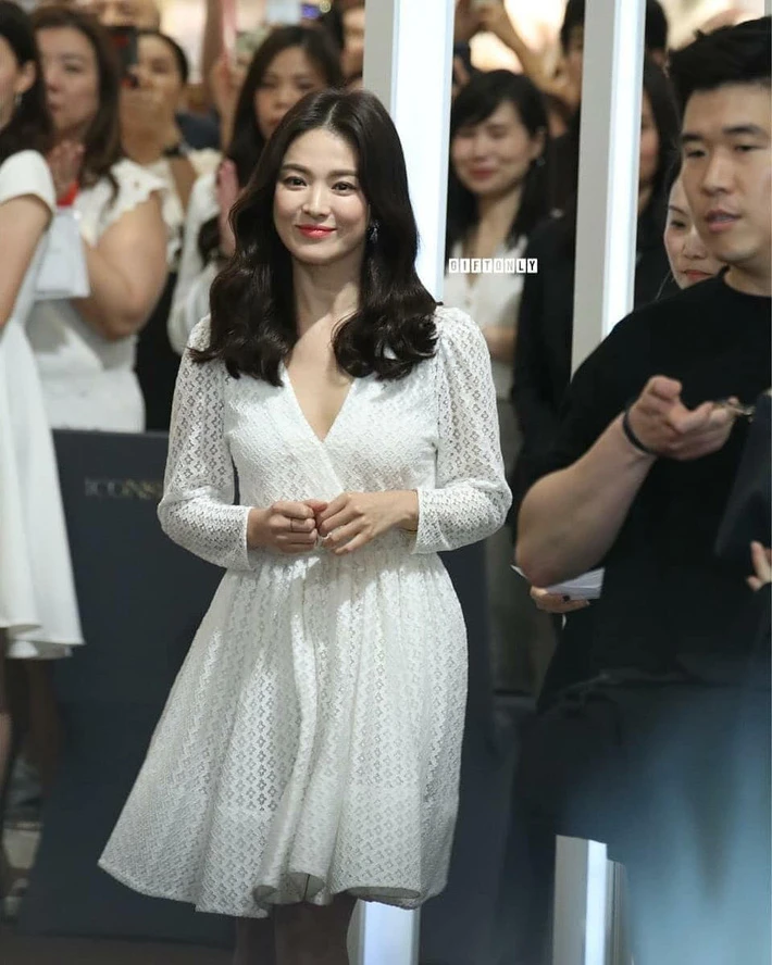 Vừa bị chê xuề xòa, Song Hye Kyo đã “biến hình” xuất sắc giữa trung tâm thương mại đông nghịt người