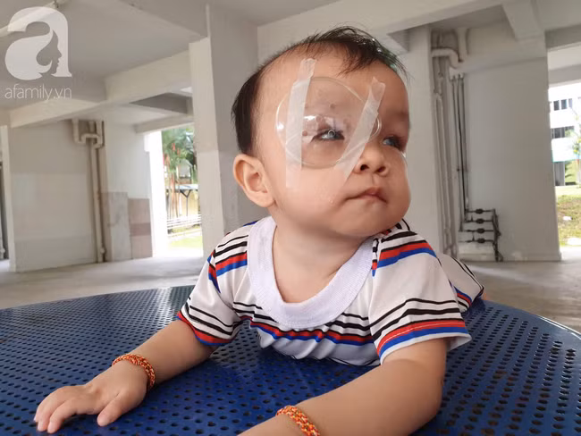 Bé trai 15 tháng tuổi có nguy cơ mù vĩnh viễn, người mẹ trẻ khóc cạn nước mắt đi tìm ánh sáng cho con - Ảnh 7.