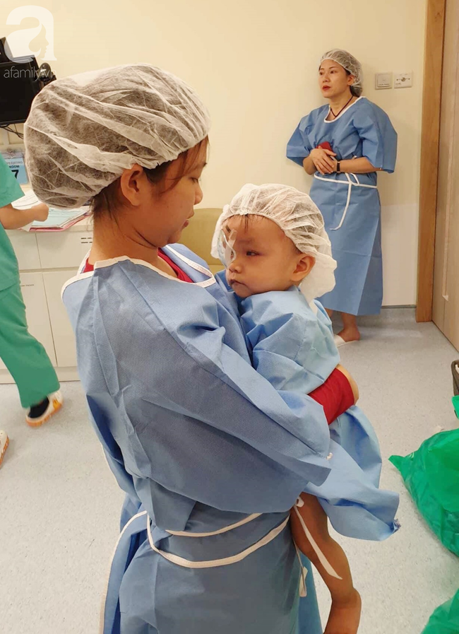 Bé trai 15 tháng tuổi có nguy cơ mù vĩnh viễn, người mẹ trẻ khóc cạn nước mắt đi tìm ánh sáng cho con - Ảnh 13. Bé trai 15 tháng tuổi có nguy cơ mù vĩnh viễn, người mẹ trẻ khóc cạn nước mắt đi tìm ánh sáng cho con - Ảnh 13.