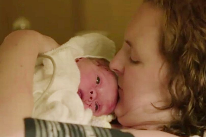 duoc thong bao khong mang thai, vai tieng sau vao toilet de ra mot em be hinh anh 1