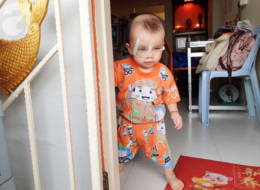Bé trai 15 tháng tuổi có nguy cơ mù vĩnh viễn, người mẹ trẻ khóc cạn nước mắt đi tìm ánh sáng cho con - Ảnh 1. Bé trai 15 tháng tuổi có nguy cơ mù vĩnh viễn, người mẹ trẻ khóc cạn nước mắt đi tìm ánh sáng cho con - Ảnh 1.