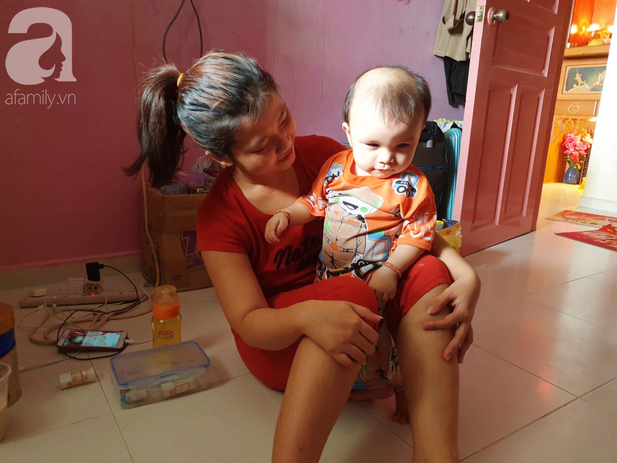 Bé trai 15 tháng tuổi có nguy cơ mù vĩnh viễn, người mẹ trẻ khóc cạn nước mắt đi tìm ánh sáng cho con - Ảnh 2. Bé trai 15 tháng tuổi có nguy cơ mù vĩnh viễn, người mẹ trẻ khóc cạn nước mắt đi tìm ánh sáng cho con - Ảnh 2.