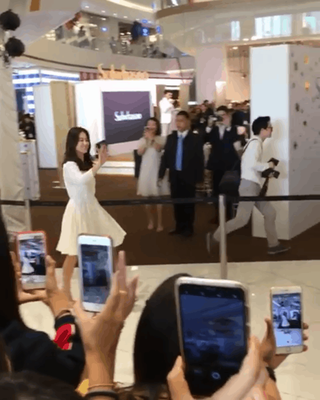 Vừa bị chê xuề xòa, Song Hye Kyo đã biến hình xuất sắc với tóc mới, như bà hoàng giữa trung tâm thương mại đông nghịt người - Ảnh 5. Vừa bị chê xuề xòa, Song Hye Kyo đã biến hình xuất sắc với tóc mới, như bà hoàng giữa trung tâm thương mại đông nghịt người - Ảnh 5.