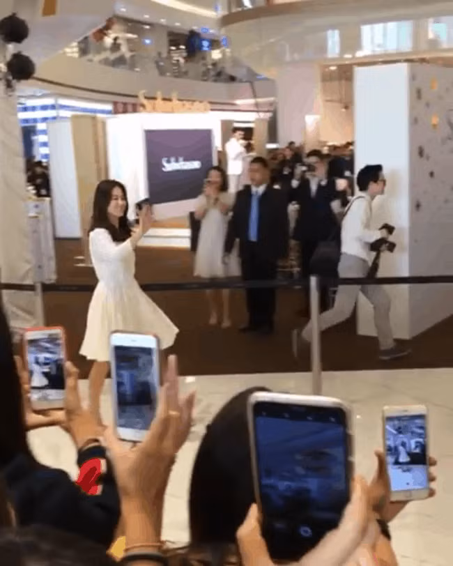 Vừa bị chê xuề xòa, Song Hye Kyo đã biến hình xuất sắc với tóc mới, như bà hoàng giữa trung tâm thương mại đông nghịt người - Ảnh 5. Vừa bị chê xuề xòa, Song Hye Kyo đã biến hình xuất sắc với tóc mới, như bà hoàng giữa trung tâm thương mại đông nghịt người - Ảnh 5.