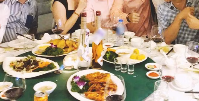 Soi thực đơn đãi khách toàn món ăn... kiêu sa trong đám cưới NSND Trung Hiếu ảnh 3 "ong tich" trung hieu lay vo xinh kem 19 tuoi, dai khach toan mon an nghe da thay kieu sa! - 3