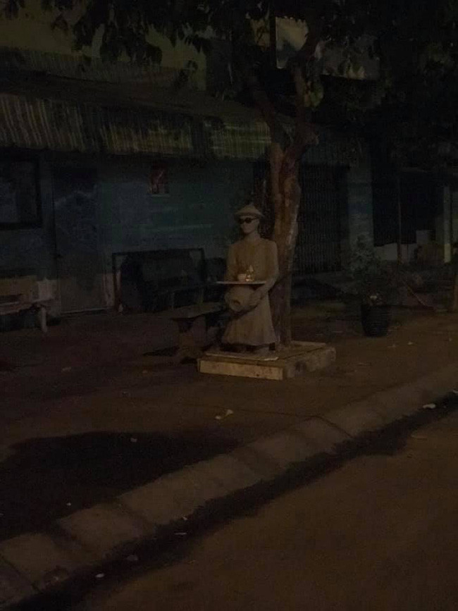 Tượng mang kính râm ban đêm khiến người qua đường khiếp vía, khi biết được lý do đằng sau ai cũng bật cười - Ảnh 1. Tượng mang kính râm ban đêm khiến người qua đường khiếp vía, khi biết được lý do đằng sau ai cũng bật cười - Ảnh 1.