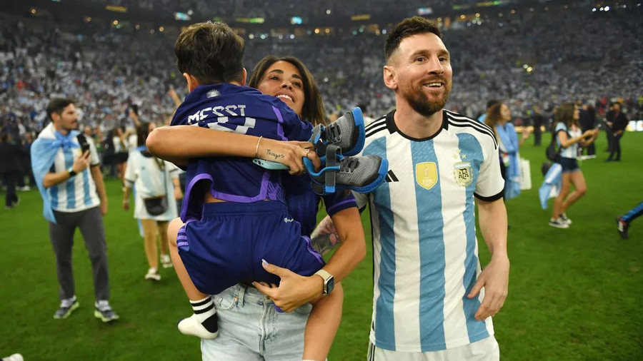 Ngoại trừ quy định nghiêm ngặt về việc sử dụng điện thoại, Messi cũng nổi tiếng là ông bố dễ dãi với các con. (Ảnh: ITN). Ngoại trừ quy định nghiêm ngặt về việc sử dụng điện thoại, Messi cũng nổi tiếng là ông bố dễ dãi với các con. (Ảnh: ITN).