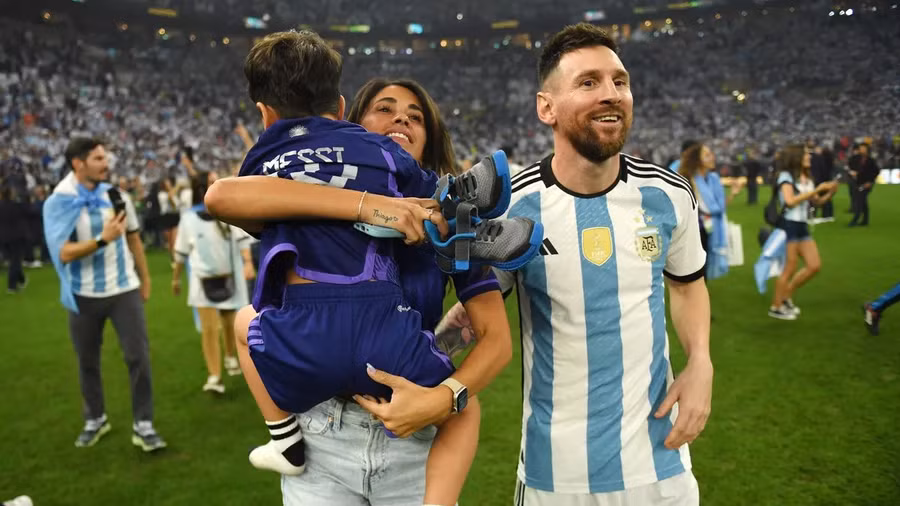 Ngoại trừ quy định nghiêm ngặt về việc sử dụng điện thoại, Messi cũng nổi tiếng là ông bố dễ dãi với các con. (Ảnh: ITN).