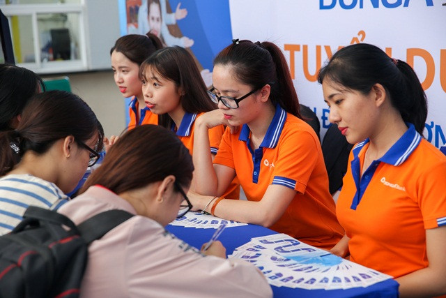 Đông đảo sinh viên đăng ký vị trí tuyển dụng của các Doanh nghiệp tại ngày hội Đông đảo sinh viên đăng ký vị trí tuyển dụng của các Doanh nghiệp tại ngày hội