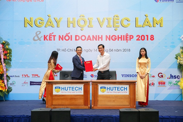 Tại ngày hội các Doanh nghiệp và nhà trường cũng đã thực hiện ký kết hợp tác cùng nhau Tại ngày hội các Doanh nghiệp và nhà trường cũng đã thực hiện ký kết hợp tác cùng nhau