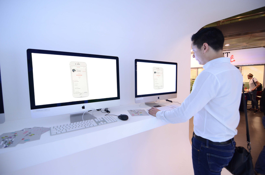 Một sinh viên đang trải nghiệm tác phẩm ứng dụng trên điện thoại Pitbox Một sinh viên đang trải nghiệm tác phẩm ứng dụng trên điện thoại Pitbox