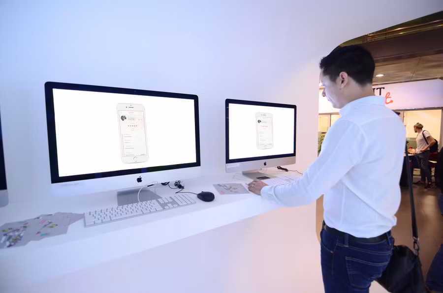 Một sinh viên đang trải nghiệm tác phẩm ứng dụng trên điện thoại Pitbox Một sinh viên đang trải nghiệm tác phẩm ứng dụng trên điện thoại Pitbox