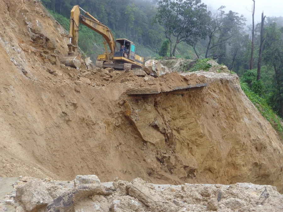 Kon Tum: Hố sụt lún lớn, đường Trường Sơn Đông bị chia cắt