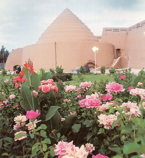 Yakhchāl gần thành phố Kerman, Iran
