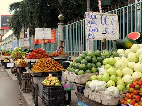 Trái cây nội rẻ vẫn... ế ẩm