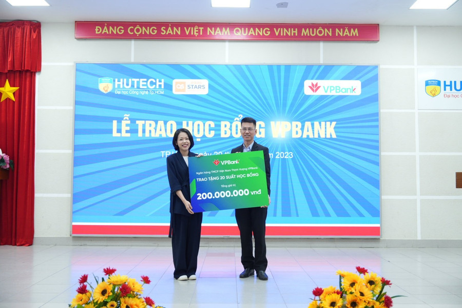 Đại diện ngân hàng Thương mại Cổ phần Việt Nam Thịnh Vượng(bên trái) trao 200 suất học bổng cho lãnh đạo HUTECH. Đại diện ngân hàng Thương mại Cổ phần Việt Nam Thịnh Vượng(bên trái) trao 200 suất học bổng cho lãnh đạo HUTECH.
