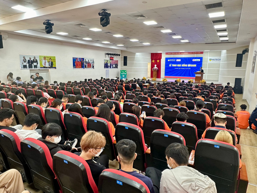 Chương trình tập huấn thu hút rất đông sinh viên tham dự. Chương trình tập huấn thu hút rất đông sinh viên tham dự.