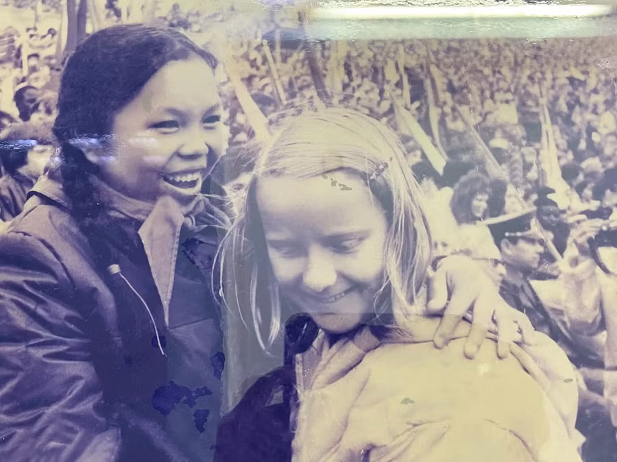 PGS.TS Mai Thị Hoàng Minh (trái) tham gia Đại hội Thanh niên và sinh viên thế giới ở Nga khi còn là sinh viên.