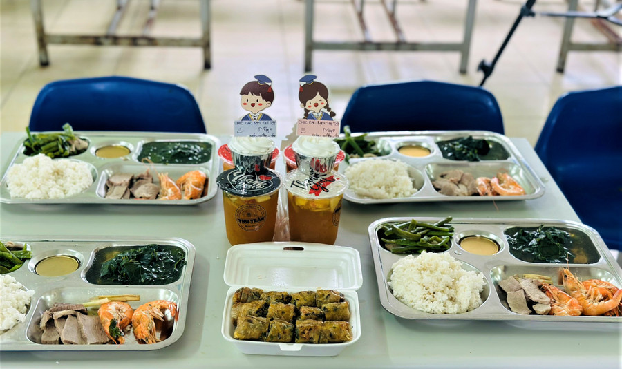 Những suất cơm với lời nhủ dành cho sĩ tử tại trường PTDTNT THPT tỉnh Lai Châu. Những suất cơm với lời nhủ dành cho sĩ tử tại trường PTDTNT THPT tỉnh Lai Châu.