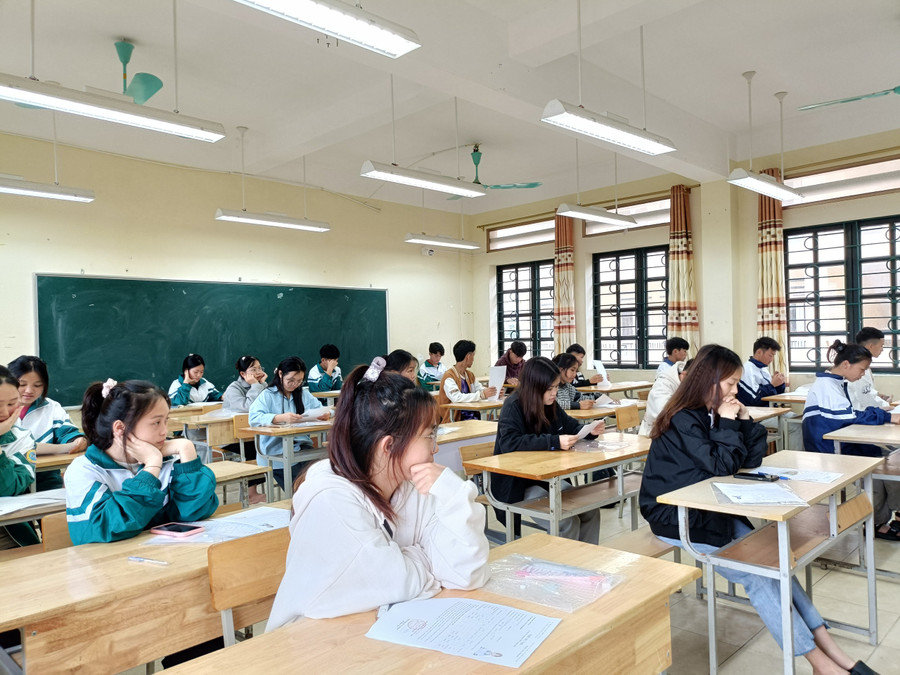 Thí sinh làm thủ tục dự thi tại Điểm thi trường PTDTNT THCS&THPT Sa Pa. Thí sinh làm thủ tục dự thi tại Điểm thi trường PTDTNT THCS&THPT Sa Pa.