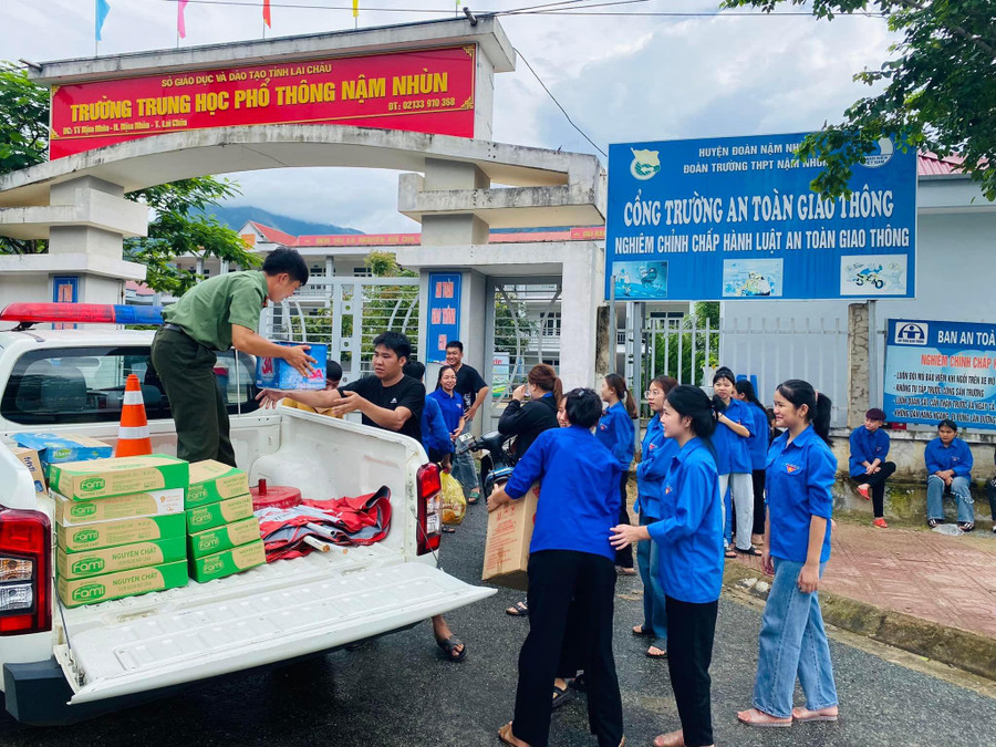 Đoàn viên, thanh niên cùng các lực lượng chung tay hỗ trợ thí sinh ở Nậm Nhùn. Đoàn viên, thanh niên cùng các lực lượng chung tay hỗ trợ thí sinh ở Nậm Nhùn.