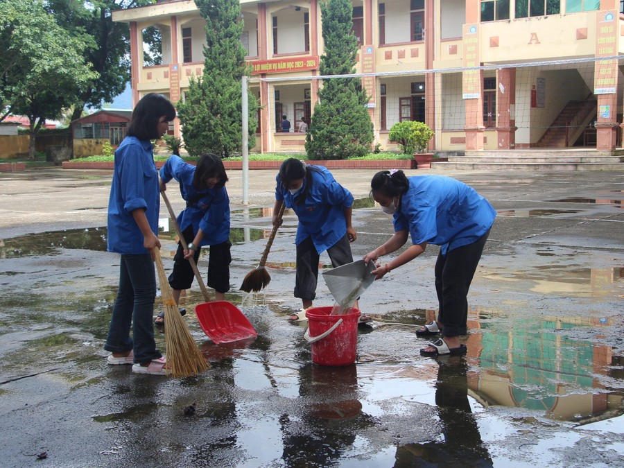 Bất kể nắng mưa, đội ngũ tình nguyện viên luôn sẵn sàng hỗ trợ để các sĩ tử hoàn thành tốt Kỳ thi tốt nghiệp THPT 2024. Bất kể nắng mưa, đội ngũ tình nguyện viên luôn sẵn sàng hỗ trợ để các sĩ tử hoàn thành tốt Kỳ thi tốt nghiệp THPT 2024.