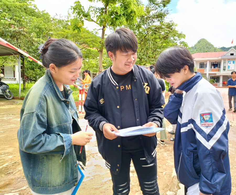 Các thí sinh tại Điểm thi THPT Quyết Thắng chia sẻ bài làm sau khi kết thúc môn thi tổ hợp. Các thí sinh tại Điểm thi THPT Quyết Thắng chia sẻ bài làm sau khi kết thúc môn thi tổ hợp.