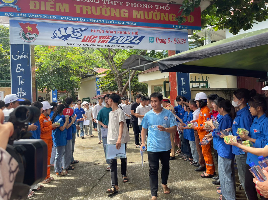 Các thí sinh tại Điểm thi trường THPT Mường So, huyện Phong Thổ (Lai Châu) tự tin bước ra khỏi phòng thi dưới sự cổ vũ của người thân và đội ngũ tình nguyện viên. Các thí sinh tại Điểm thi trường THPT Mường So, huyện Phong Thổ (Lai Châu) tự tin bước ra khỏi phòng thi dưới sự cổ vũ của người thân và đội ngũ tình nguyện viên.