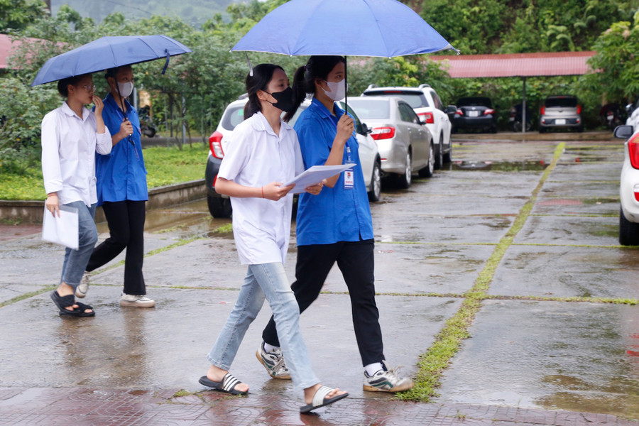 Những ngày diễn ra Kỳ thi tốt nghiệp THPT, các tỉnh Tây Bắc thường có mưa. Đội ngũ tình nguyện viên đã hỗ trợ đưa, đón thí sinh đi ra vào điểm thi an toàn. Trong ảnh: Hỗ trợ thí sinh tại huyện Bát Xát (Lào Cai). Những ngày diễn ra Kỳ thi tốt nghiệp THPT, các tỉnh Tây Bắc thường có mưa. Đội ngũ tình nguyện viên đã hỗ trợ đưa, đón thí sinh đi ra vào điểm thi an toàn. Trong ảnh: Hỗ trợ thí sinh tại huyện Bát Xát (Lào Cai).