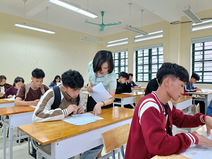 Giáo viên hướng dẫn thí sinh làm thủ tục dự thi tại Điểm thi trường THPT số 1 Sa Pa. Giáo viên hướng dẫn thí sinh làm thủ tục dự thi tại Điểm thi trường THPT số 1 Sa Pa.