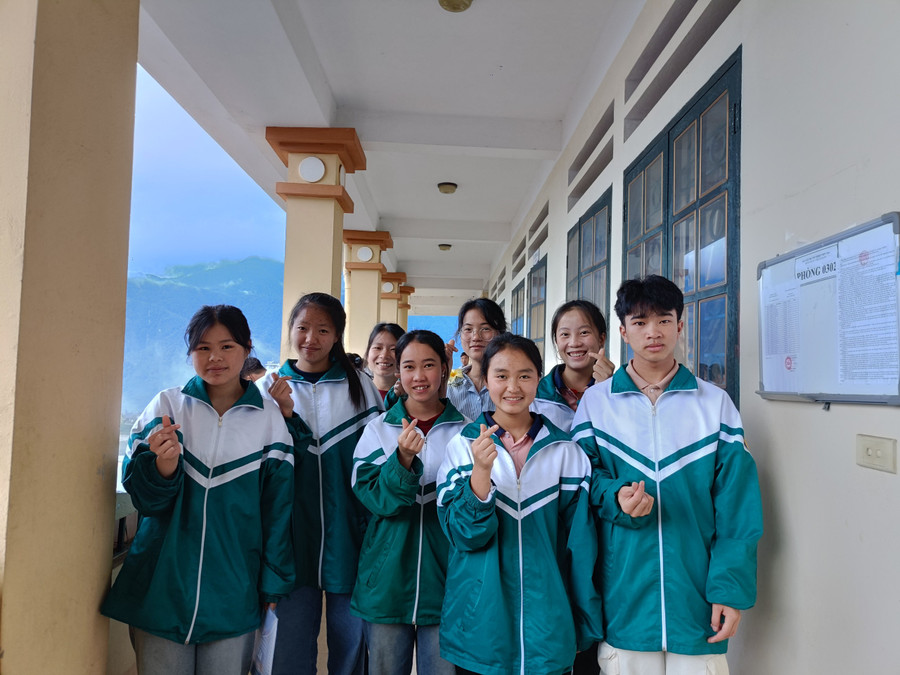 Thí sinh trường PTDTNT THCS&amp;THPT Sa Pa tự tin trước giờ thi.