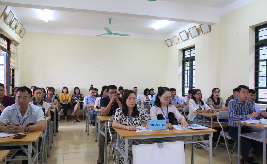 Các cán bộ làm thi họp tại Điểm thi trường PTDTNT THCS&THPT Sa Pa. Các cán bộ làm thi họp tại Điểm thi trường PTDTNT THCS&THPT Sa Pa.